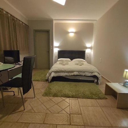 Central Studio - Fully Equiped. Ideal For Couples Patras Exterior photo