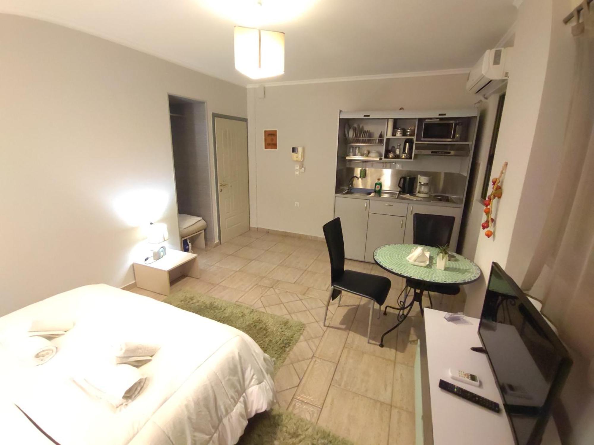 Central Studio - Fully Equiped. Ideal For Couples Patras Exterior photo